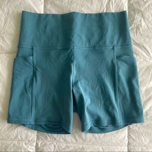 Athleta Salutation Stash Pocket 5 Inch Short Medium
